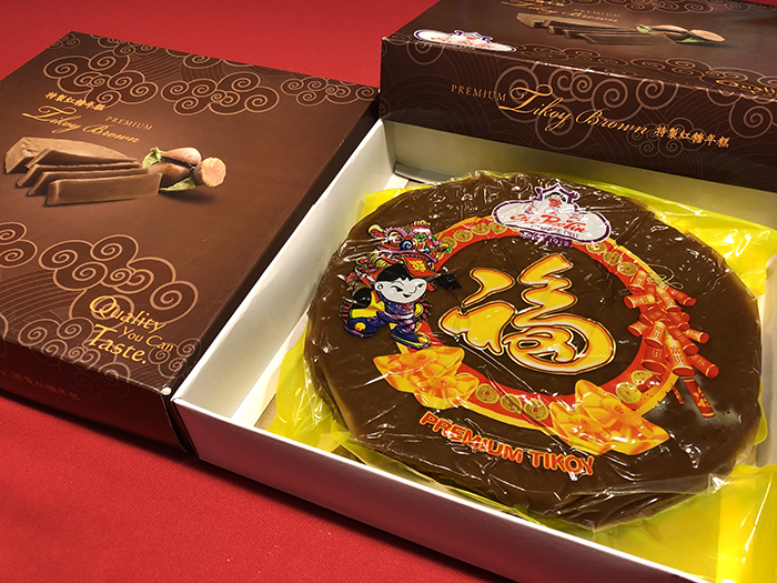  
Filipinos during Chinese (Lunar) New Year give the Chinese rice cake <I>tikoy</I> as a gift. 
